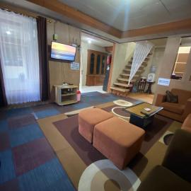 Homestay HUMAIRA DIENG villa full house 3 kamar,6 bed,dapur,ruang tamu,balkon,parkir,wifi, hotel in Banjarnegara