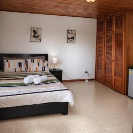 Habitación con baño, parqueo y seguridad