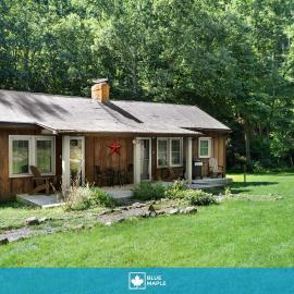2BR chalet w hot tub, porch & refreshing views, hotel en Mathias