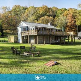 Riverfront w Deck Grill Fire pit & Climbing Wall โรงแรมในHedgesville