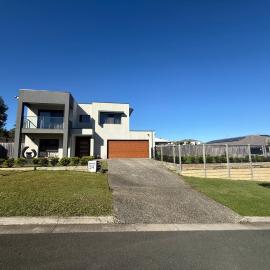Guest House near theme parks، فندق في Pimpama