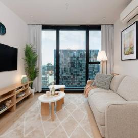 Stylish Scandi Oasis w Skyview, Pool, Gym & Spa