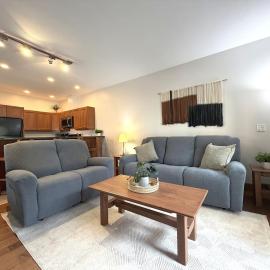 Luxury Condo 2Bed, 1Bath, Pool, Hot Tub, Beach, Golf, hotel di Osoyoos