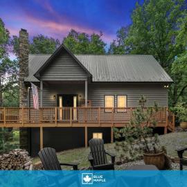 Cozy Chalet w Hot Tub Loft Fire Pit & Grill