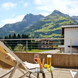 Carolines Appartement Warth - Bergblick, Terrasse, 2 Min Fußweg bis Skilift & Tiefgarage - ideal für Familien und naturverbundene Paare