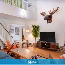 Cozy cabin w hot tub & wraparound deck، فندق في بيركلي سبرينغز