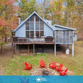 Wooded Chalet w Hot Tub & Indoor Pool, Gym Access โรงแรมในHedgesville