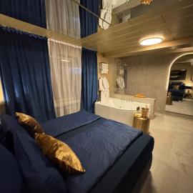 Emotion Apartments- Luxury Experience mit Whirlpool-Badewanne, hotel u gradu Floto