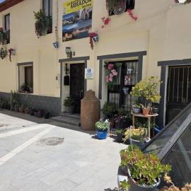 House in Diezma with Fireplace and Terrace, hotelli kohteessa Diezma