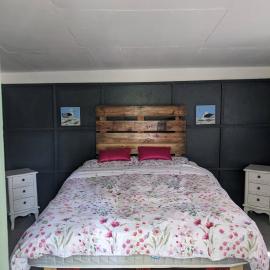 Damson Hut at The Secret Garden, hotel u gradu Biddenden