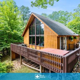 Quaint Loft Cabin w Hot Tub, FirePit, Deck & Grill โรงแรมในHedgesville
