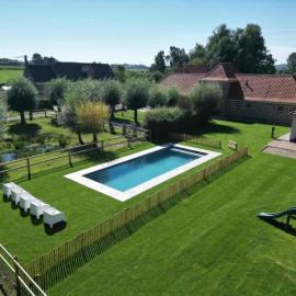 Authentic rural square farm, hotel in Poperinge