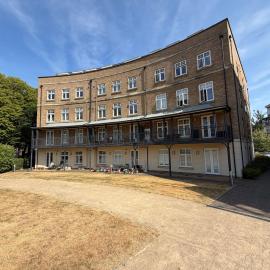 Modern Tree Top Apartment In Central Bromley