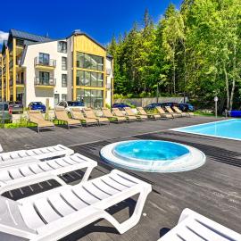 OSTOJA RESIDENCE VIP z basenem, sauną, jacuzzi, strefą relaksu, pokojem zabaw i własnym parkiem by Royal Aparts, hotel u gradu Šklarska Poremba