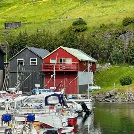 Harbourfront Boathouse Vestmanna Bird Cliffs, hotel em Vestnanhavn