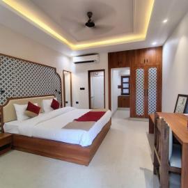 MVT Guesthouse & Restaurant, hotel in Vrindāvan
