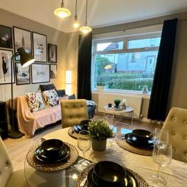 Semi-detached House with a back yard, ground floor on Holly Street, up to 8guests, готель у місті Клайдбанк