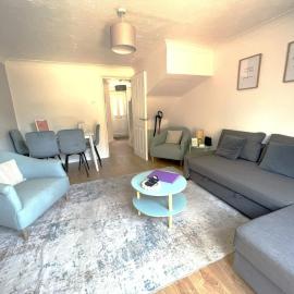 Modern 2 Bed House Sleeps 6 Southam Town Centre - Inspire Homes Ltd, hotel in Southam