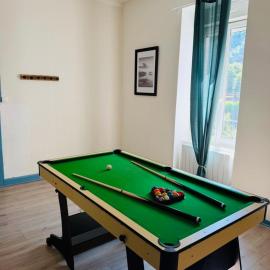 Appart cosy avec billard, à Bort, Hotel in Bort-les-Orgues