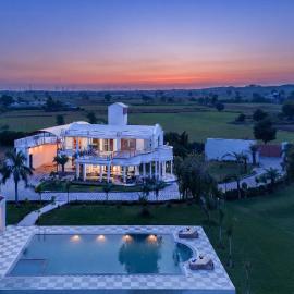 StayVista at Beyond the Ridge with BBQ & Bonfire, hotel v destinaci Manesar