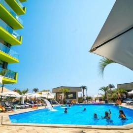 SeaSide Holiday Luxury Family Apartment - Beach Pool & Spa Resort langa plaja โรงแรมในมามายานอร์ด
