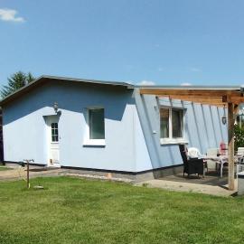 Gästehaus mit 3 separaten Schlafbereichen, Terrasse und Carport, hotel en Velten