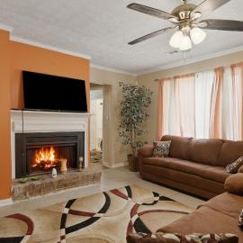 Fireplace, Private Deck & 5 Bedroom Comfort home