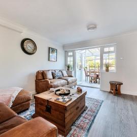 Spacious 4BR Home for Up to 10 Guests, hotel in Basingstoke