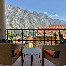 GH Mountain & Bay View with POOL, hotel in Gornji Orahovac