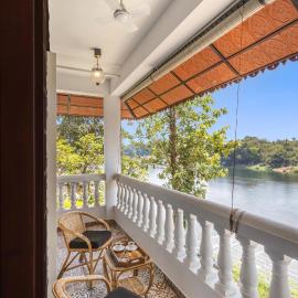 ELIVAAS Signature Vintage Retreat 5-BHK Riverfront Heritage Villa, hotel in Kodanad