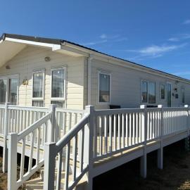 Lovely 6 Berth Lodge With Decking At Lyons Lido Beach, North Wales Ref 24003Kc, hotel in Prestatyn