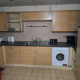 Simple 3 Bed Apartment 2 Bath with free Parking!