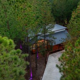 Secluded Luxury Cabin w/ Hot Tub & Fireplace, hotell sihtkohas Broken Bow
