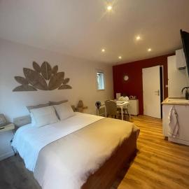 Studio au calme avec parking privé, hotel in Saint-Yrieix-la-Perche