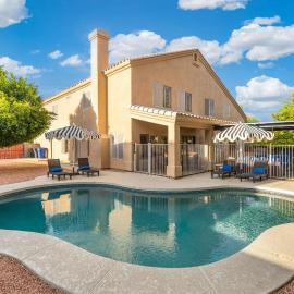 Free Heated Pool! Chandler Home w/ Fire Pit, hotel in Chandler