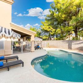 Chandler Home w/ Fire Pit & Putting Green, hotel in Chandler