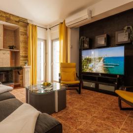 Central, Homely & Bright Gem with Balcony, Fast WiFi & Workspace by The Front Desk