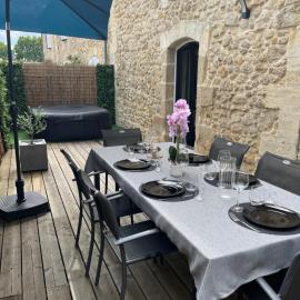 Viesnīca Maison élégante 100m2, jacuzzi privatif et jardin pilsētā Portets