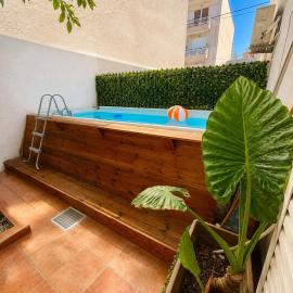 Oasis Pool Flat-near 2 metro stations-, hotel in Piraeus