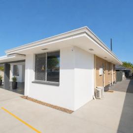 Relaxing Two-Bedroom Retreat Near the Airport, hotel v Perthe