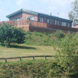 11A Upton Lakes and Lodges Hill Top Hot Tub Fishing Lodge – hotel w mieście Cullompton