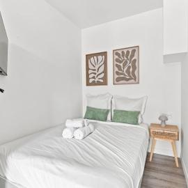 Chambre avec salle de bain privative, bureau et TV