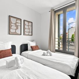 Chambre privee avec deux lits simple, TV et Bureau