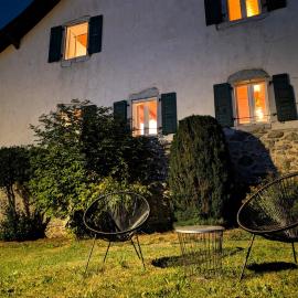 Authentique ferme savoyarde près d'Évian-Léman, hotel in Larringes