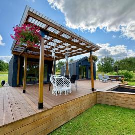 Rātes Krasti - Rasa - holiday house with sauna and lakeview, hotell sihtkohas Lejasciems