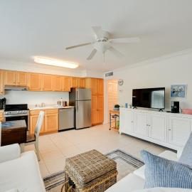 Walk to Beach! Old Naples Condo w/ Pool Access
