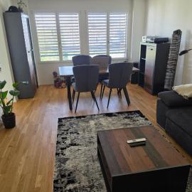 Sonnige Wohnung, hotelli kohteessa Grenchen