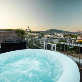 Penthouse Centrum Nitra Jacuzzi&View, free parking, hotell i Nitra