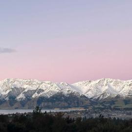 Mount Maude Retreat, Lake Hawea Views, sleeps 10, hotel in Albert Town