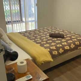 R4 Bright Spacious Room near Perth Airport with AC